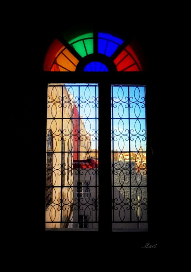 窓から見える情景　モロッコの石造り