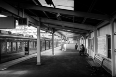 駅の静かなホーム