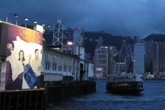 ムードのある看板　スターフェリー桟橋　香港