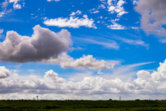 堤防の上の雲