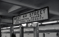 4丁目の地下鉄駅　NY