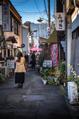 路地で