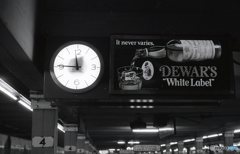 地下鉄にある時計と看板　NY