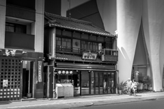 挟まれたお店