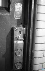 有料トイレのドアー  NY