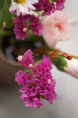 小さな花瓶の花