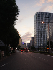 夕暮れ車道