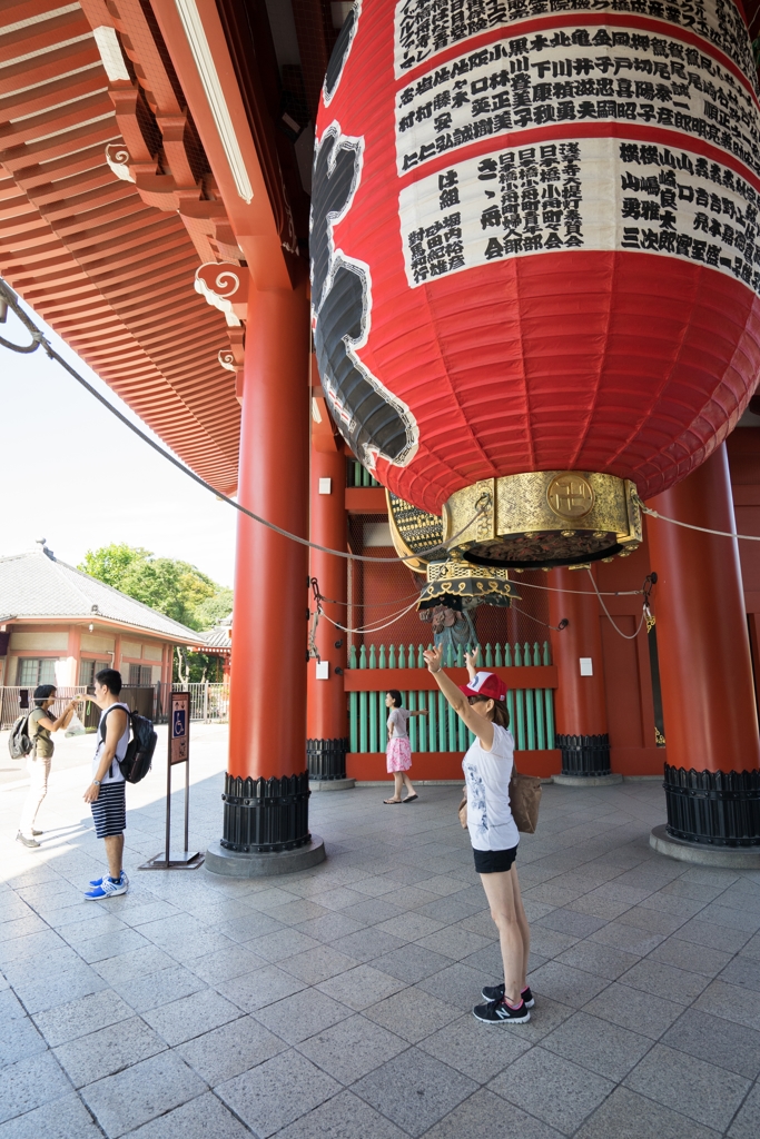 浅草寺で万歳する人