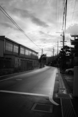 雨上がりの車道