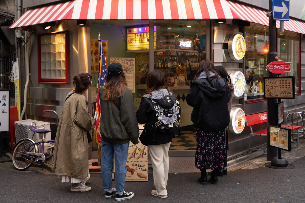 お店の前で