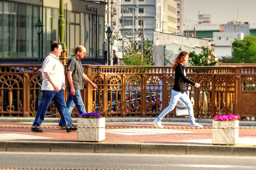 西日を浴びて闊歩