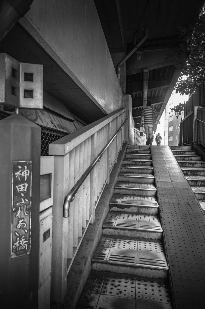 橋を渡る