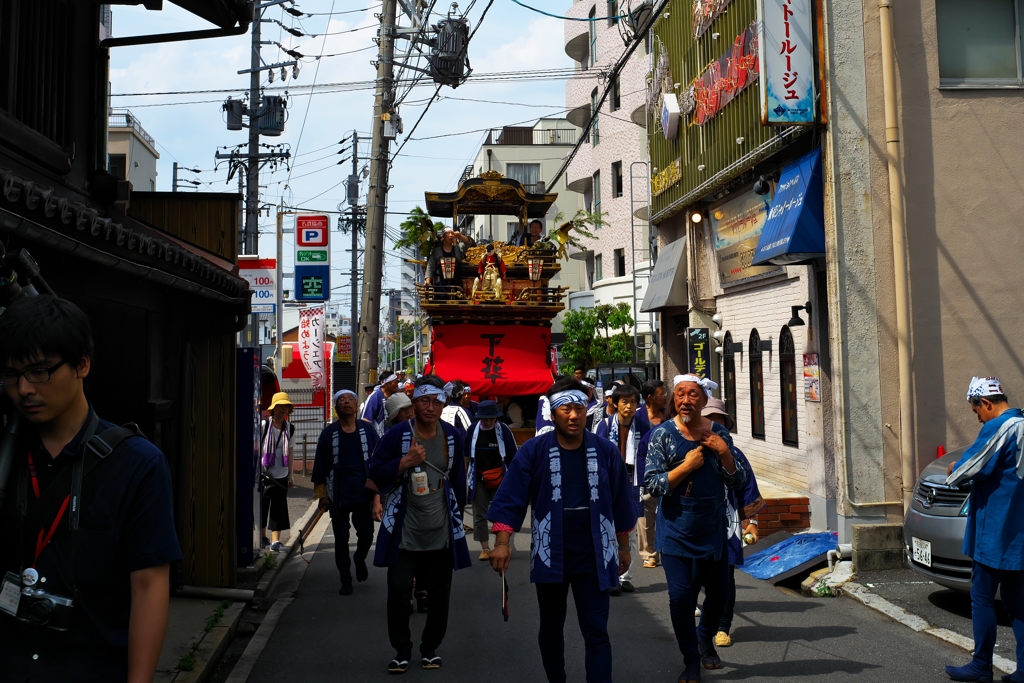 路地を行く山車
