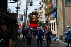 路地を行く山車
