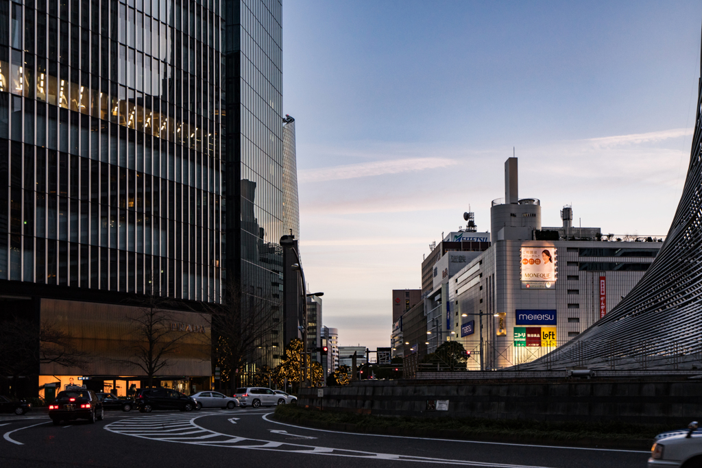 駅前の夕暮れ時　１