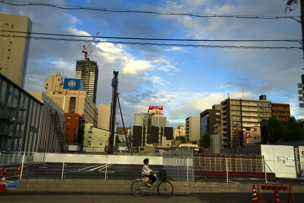 家路を急ぐ自転車のお母さん