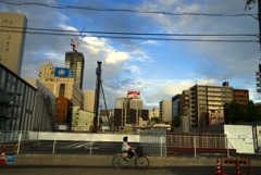 家路を急ぐ自転車のお母さん