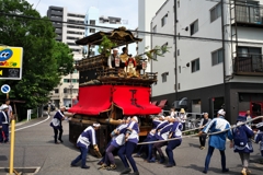 路地を行く山車　見物人が殆ど居ないのです