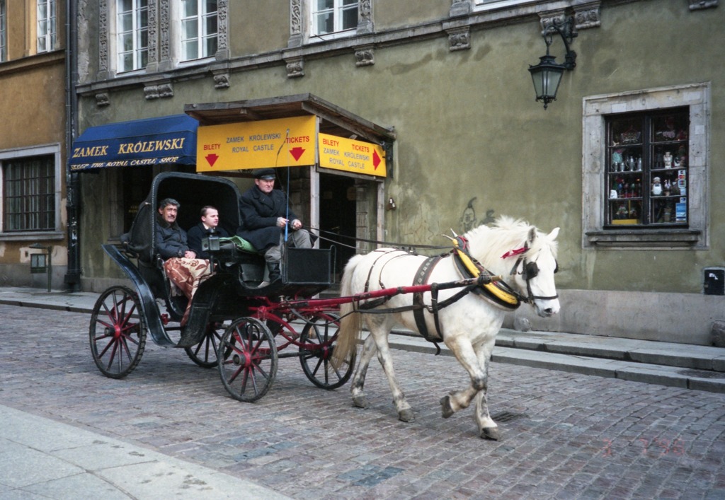 旧市街を行く観光馬車　ワルシャワ　