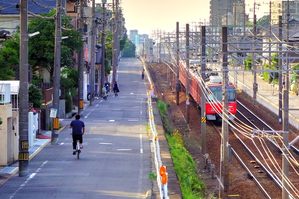 電車と自転車が西へと走ります