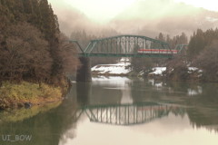 光と山霧と鉄橋と