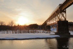 夕日を浴びる一の戸川橋梁