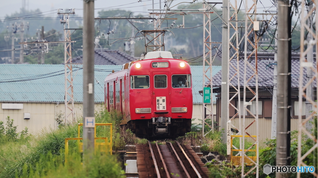 坂を登ってやって来た