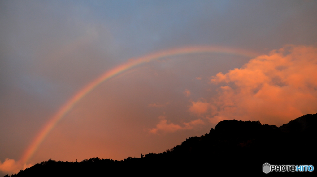 夕焼け空に虹が