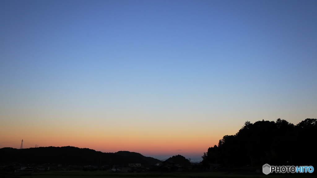 日の出時の西空