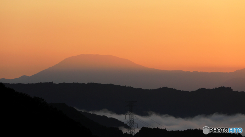 朝陽に染まる恵那山
