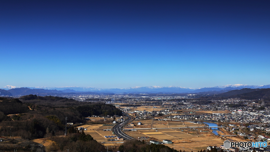 遠くに雪山