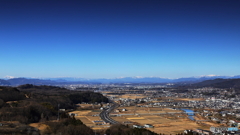 遠くに雪山