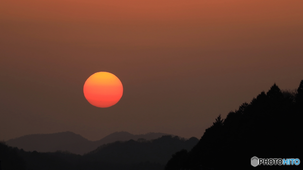 春霞の夕陽