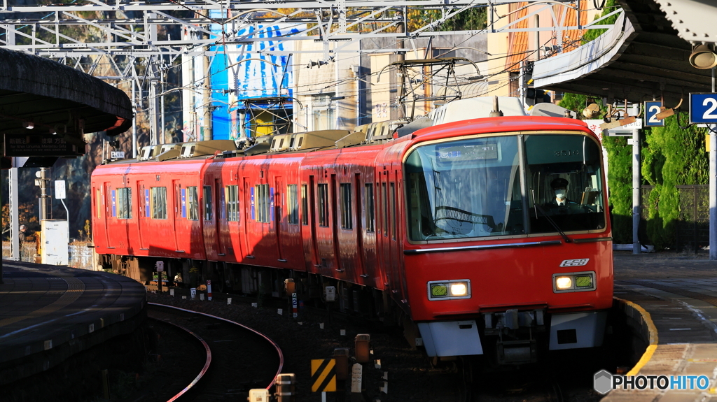 カーブしているホーム