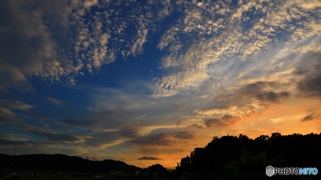 背後には雷雲；
