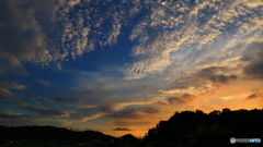 背後には雷雲；