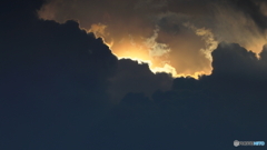 雲の向こうに