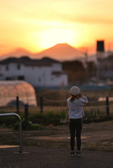 ダイヤモンド富士を撮る少女
