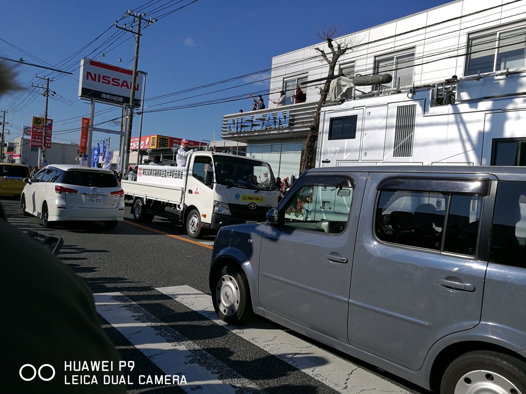 バズーカ砲みたいなカメラが見える。