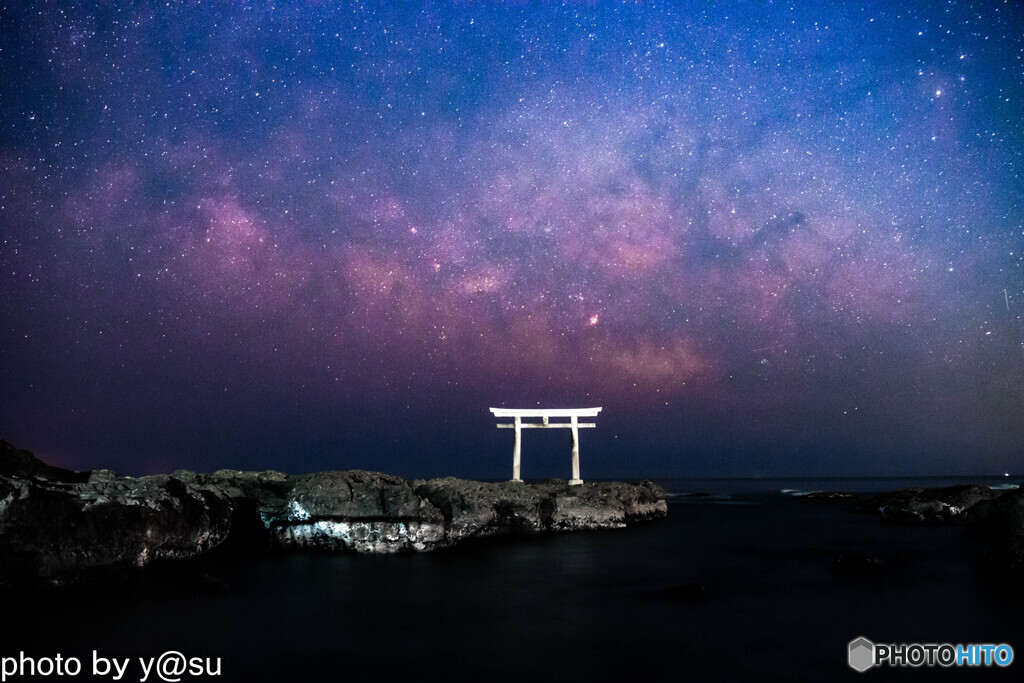神磯の鳥居と夏の天の川