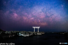 神磯の鳥居と夏の天の川