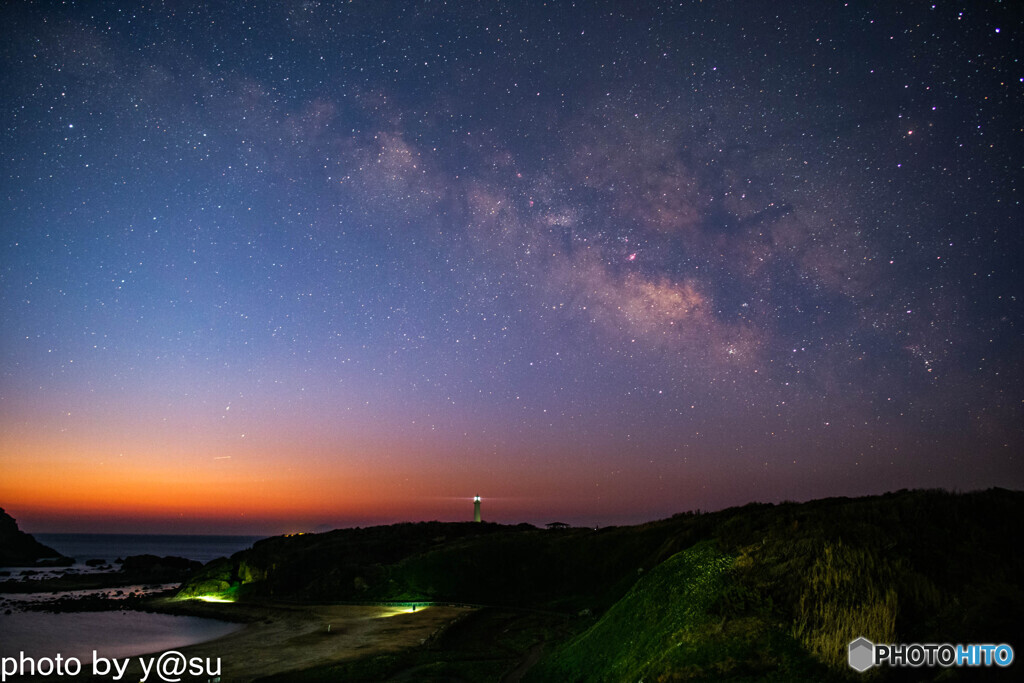 爪木崎灯台と夏の天の川