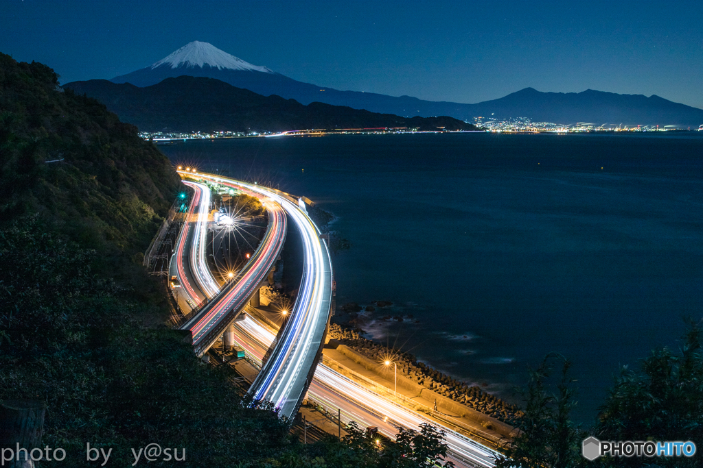 月夜の富士と光跡