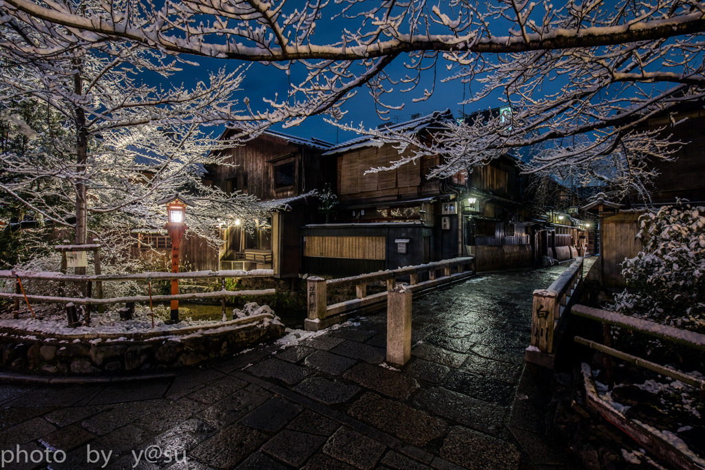 雪化粧の祇園　