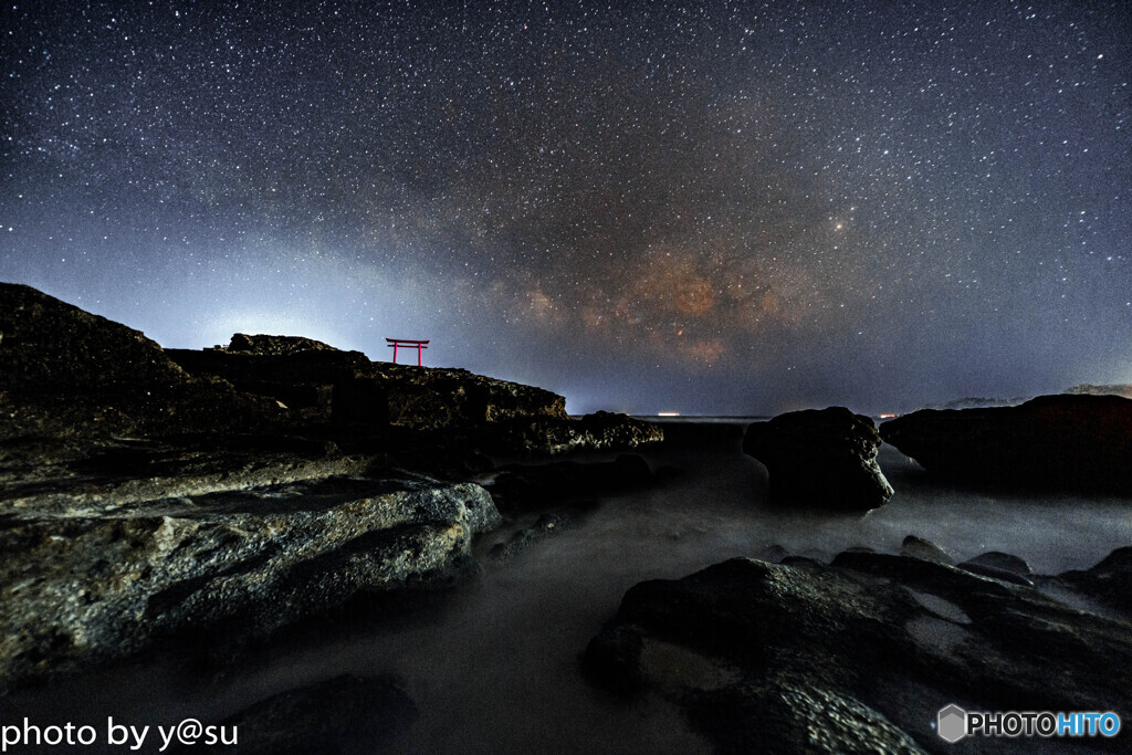 白浜神社の鳥居と夏の天の川