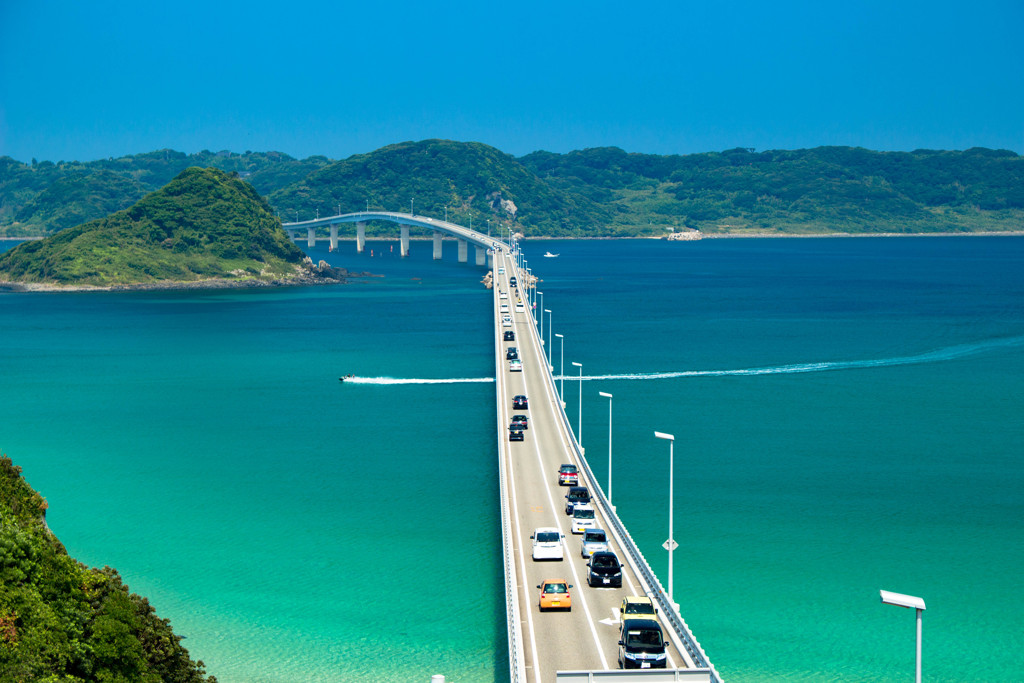 角島大橋を潜る