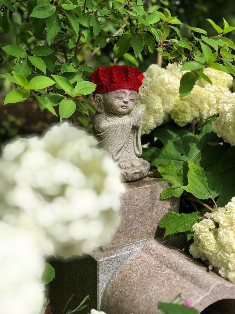 子地蔵さんと紫陽花