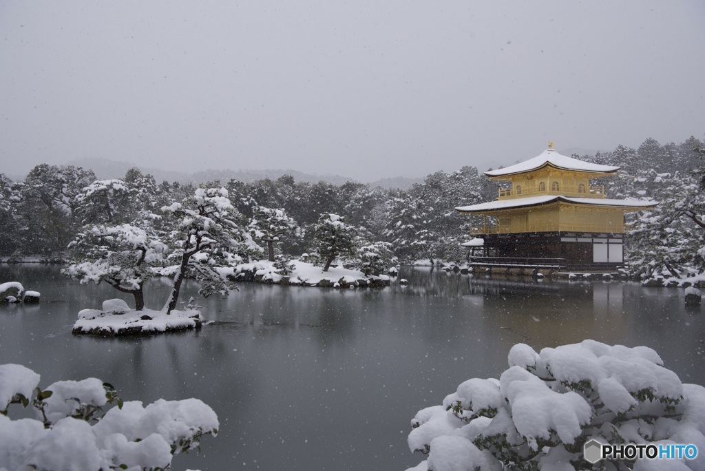 金閣寺 鏡湖池と舎利殿 雪景