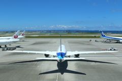 沖縄の夏の空と海とトリトンブルー