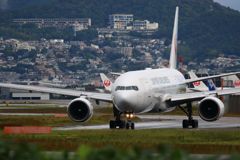 Hold short of runway 32L, Japan Air 104
